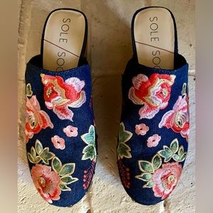 SOLE SOCIETY Madelina Denim Floral Embroidered Wood Clogs